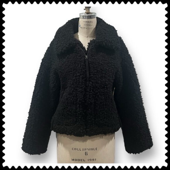 UGG Maeve Oversized Sherpa Teddy Cropped Jacket / Black / Size M / NWOT - Picture 2 of 11